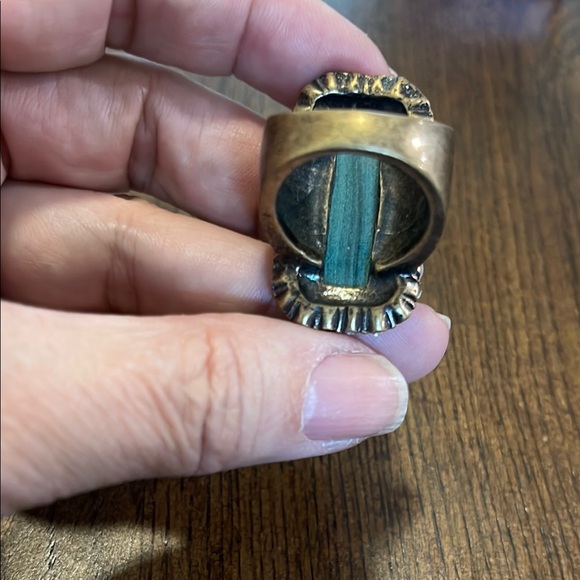 Elegant Green Gemstone Ring with Diamond Accents - Picture 3 of 3